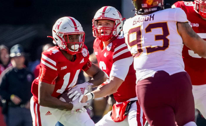 Rahmir Johnson and Chubba Purdy handoff 2022 Nebraska vs Minnesota football USATSI_19364953